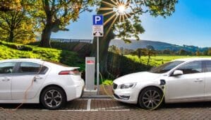 Stellantis privilégie l’hybride : un revirement stratégique majeur qui questionne l’avenir de l’électrification en France